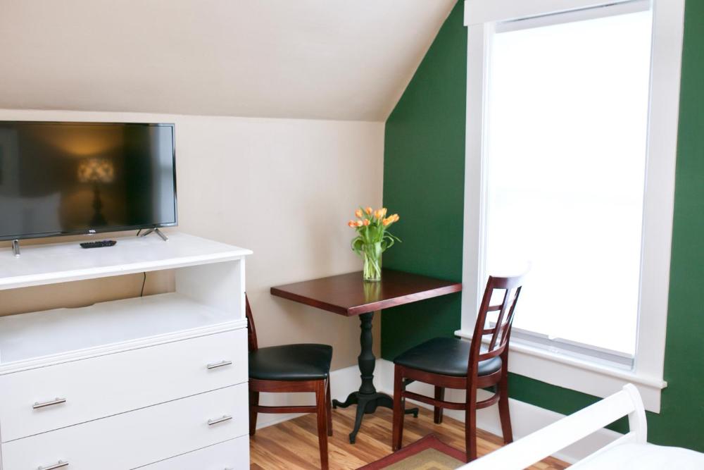 Standard Queen Room interior